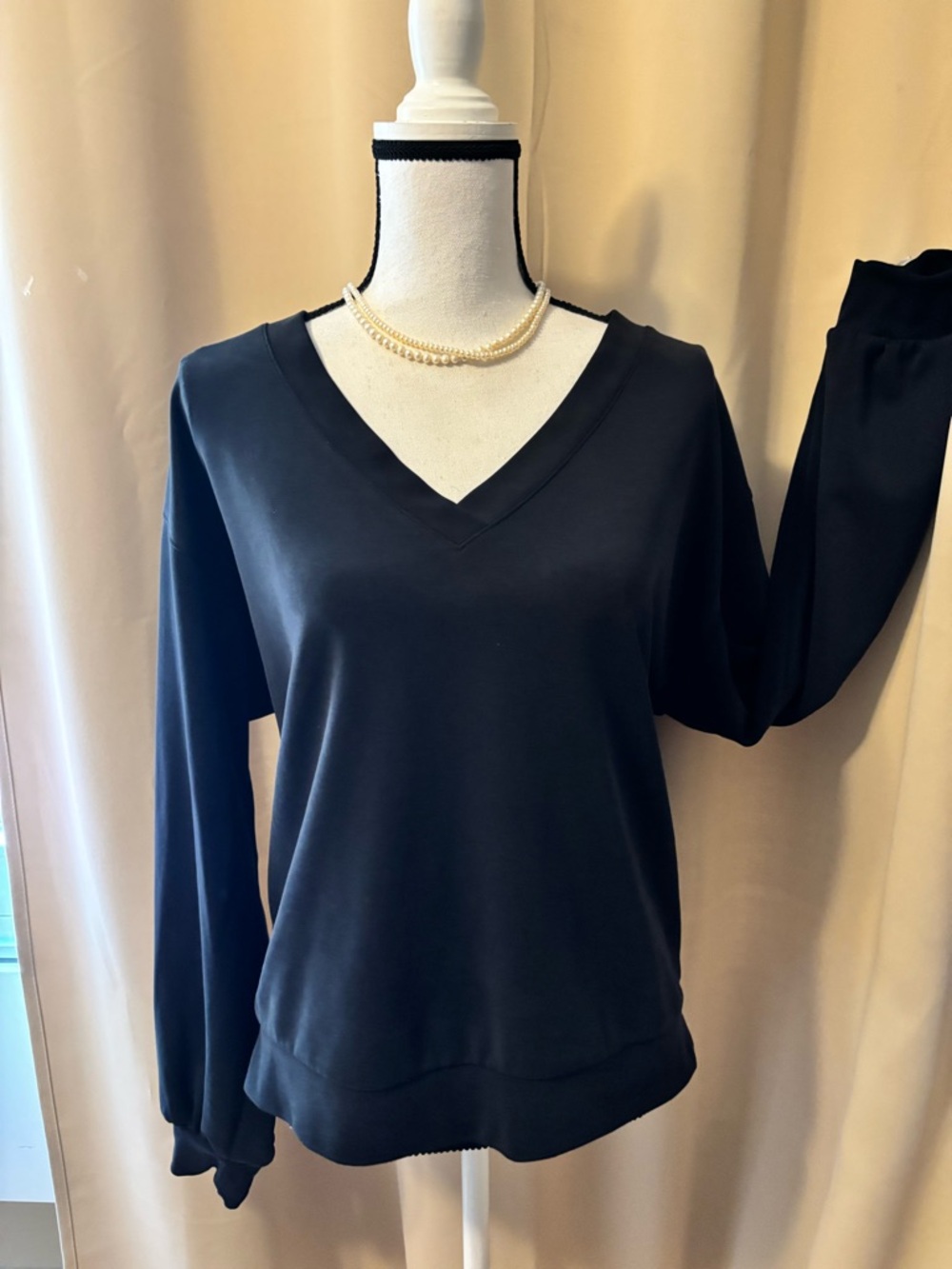 Athleta Black V-Neck Long Sleeve Pullover EUC